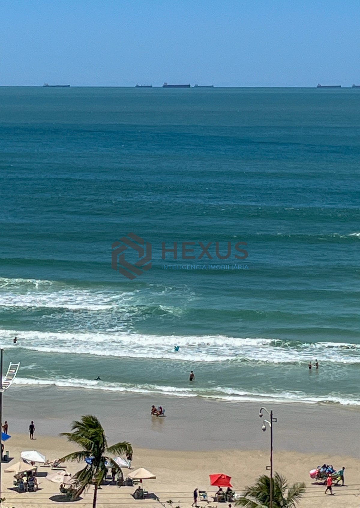 Foto 9 de Apartamento com varanda, vista mar e lazer na quadra mar da Praia das Pitangueiras, Guaruja