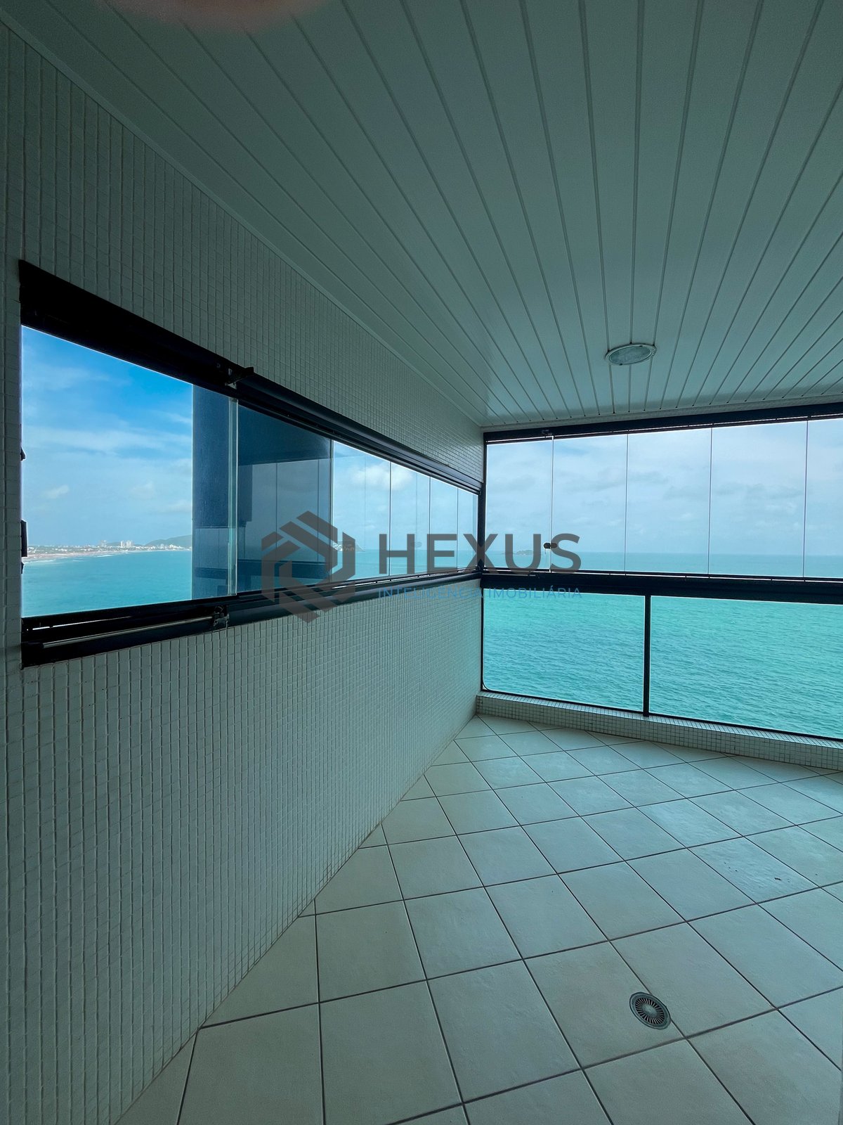 Foto 20 de Apartamento frente mar com varanda gourmet e lazer completo na Praia das Pitangueiras, Guaruja