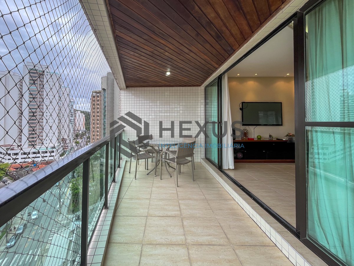 Foto 3 de Apartamento com varanda e lazer a uma quadra da Praia das Asturias, Guaruja