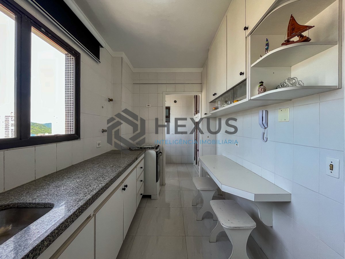 Foto 13 de Apartamento reformado com varanda vista mar a uma quadra da Praia das Asturias, Guaruja