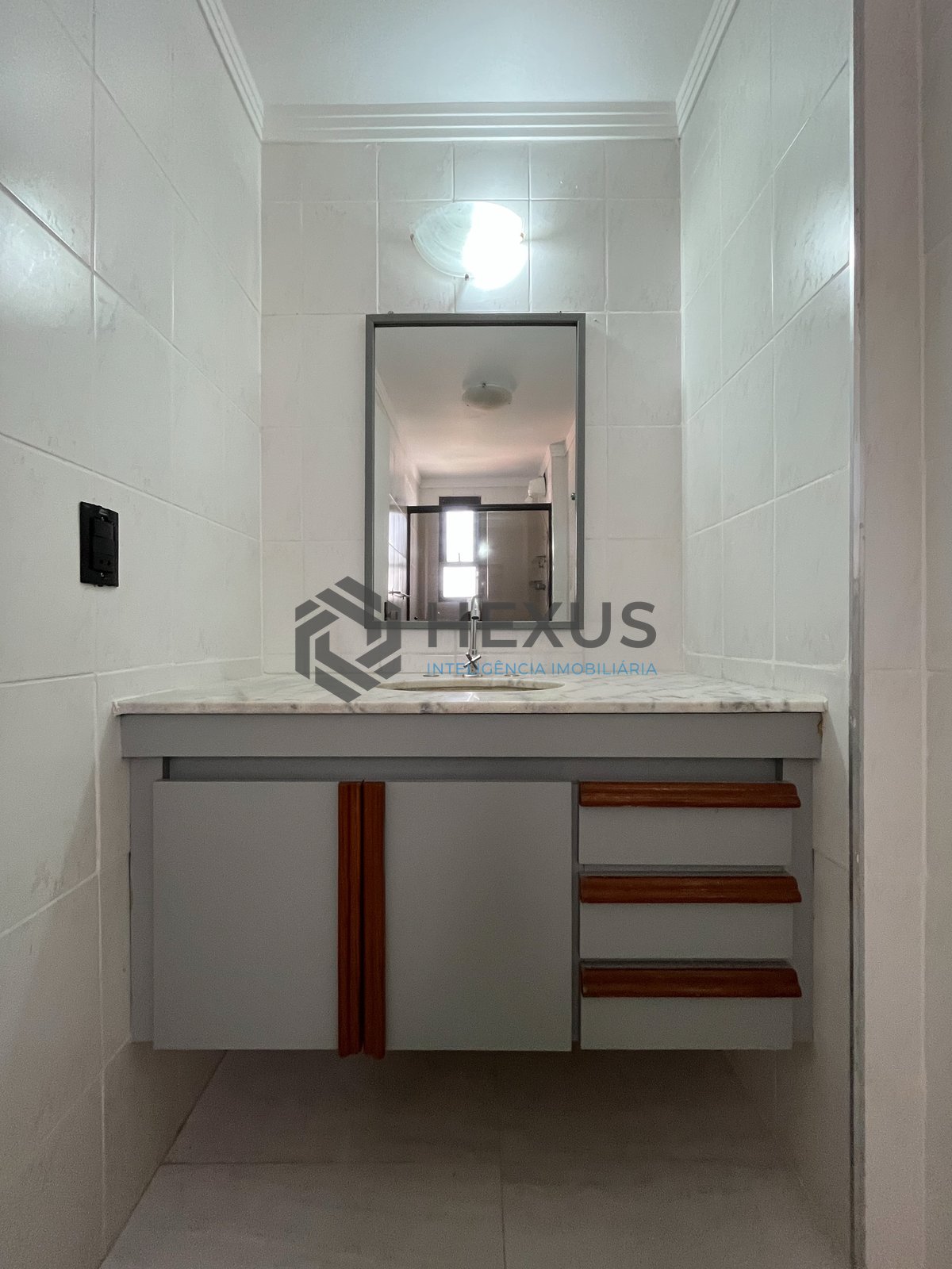 Foto 23 de Apartamento reformado com varanda vista mar a uma quadra da Praia das Asturias, Guaruja