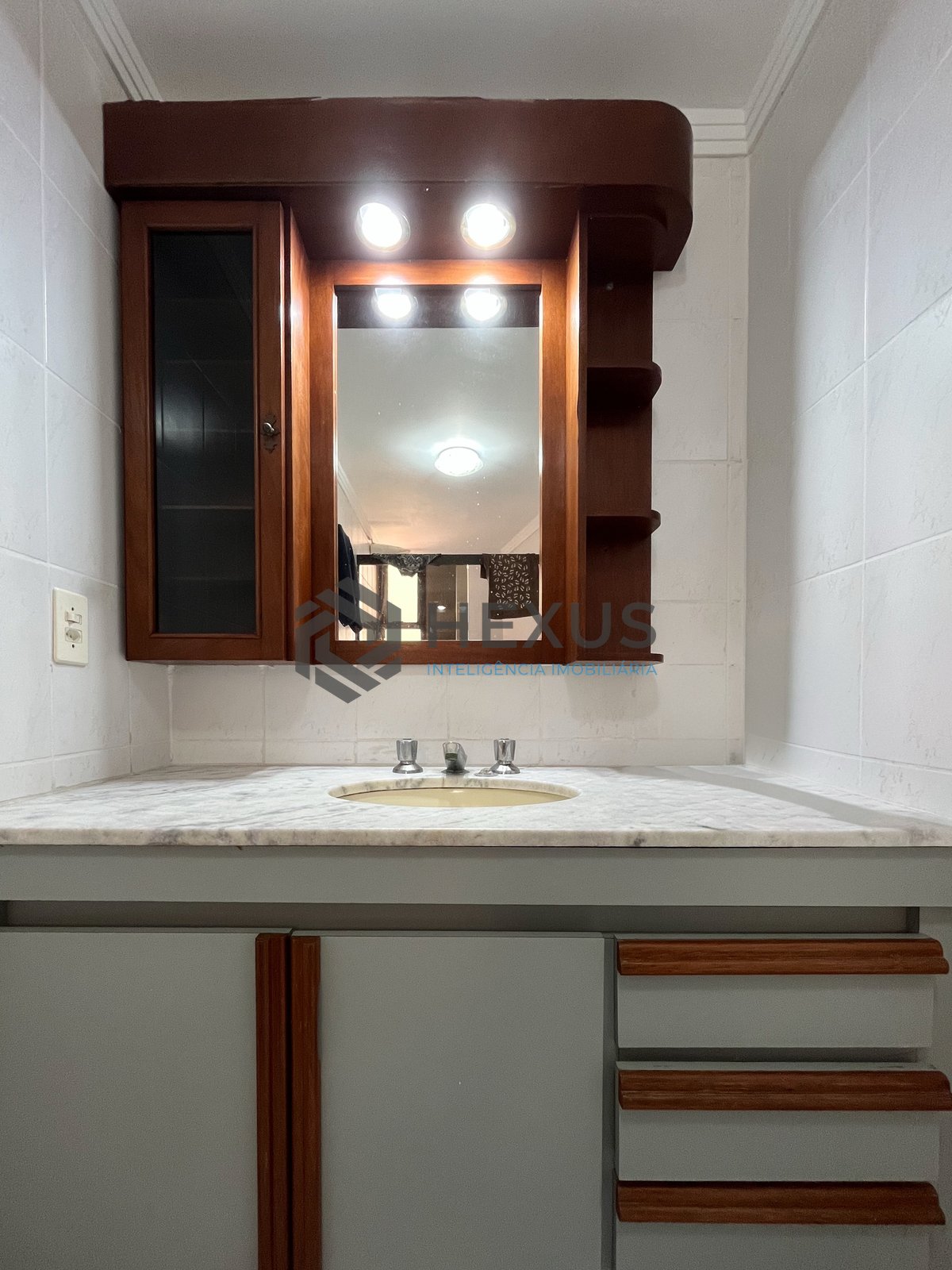 Foto 31 de Apartamento reformado com varanda vista mar a uma quadra da Praia das Asturias, Guaruja