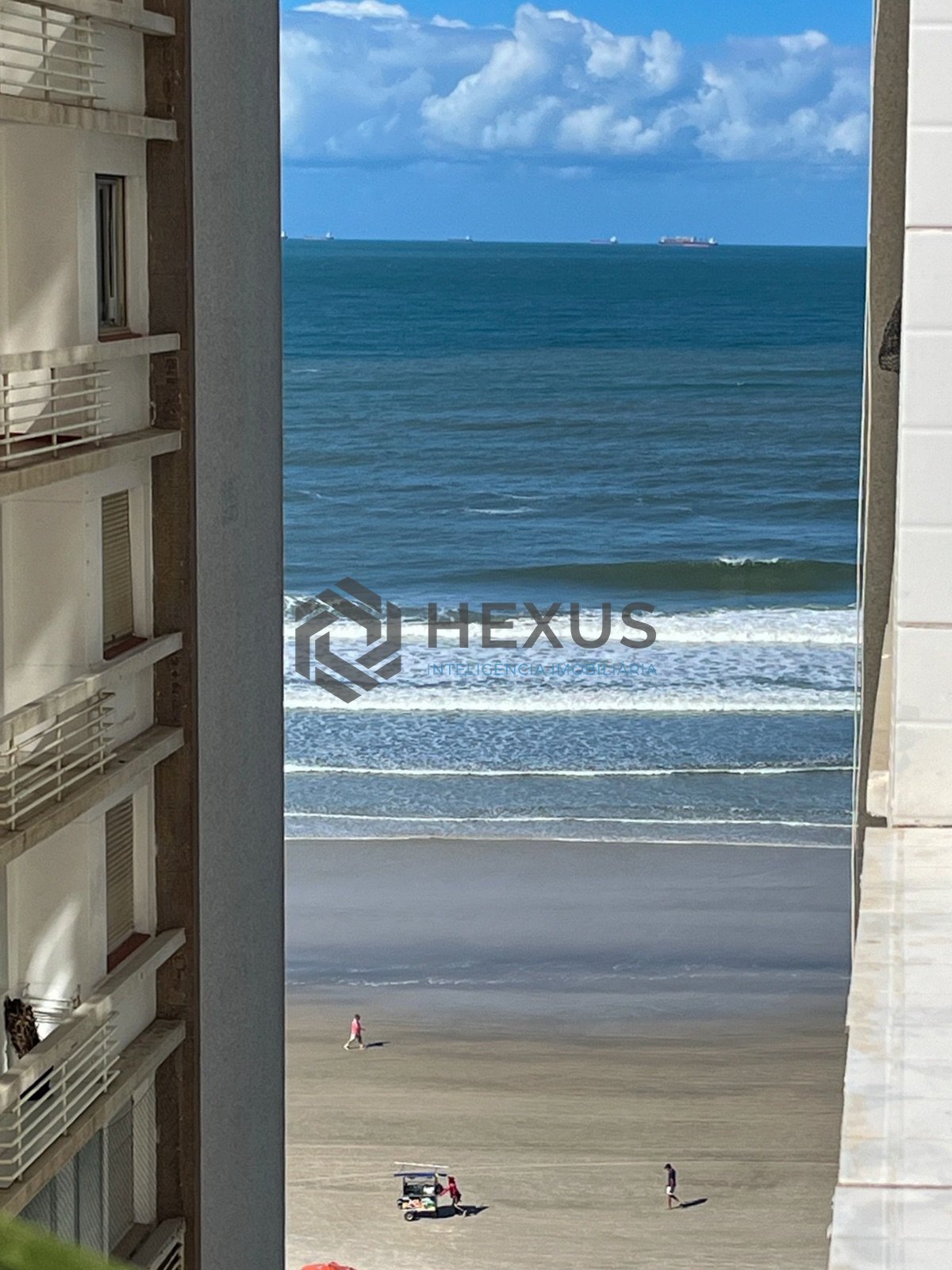 Foto 16 de Apartamento reformado com vista mar na beira mar da Praia das Pitangueiras, Guaruja