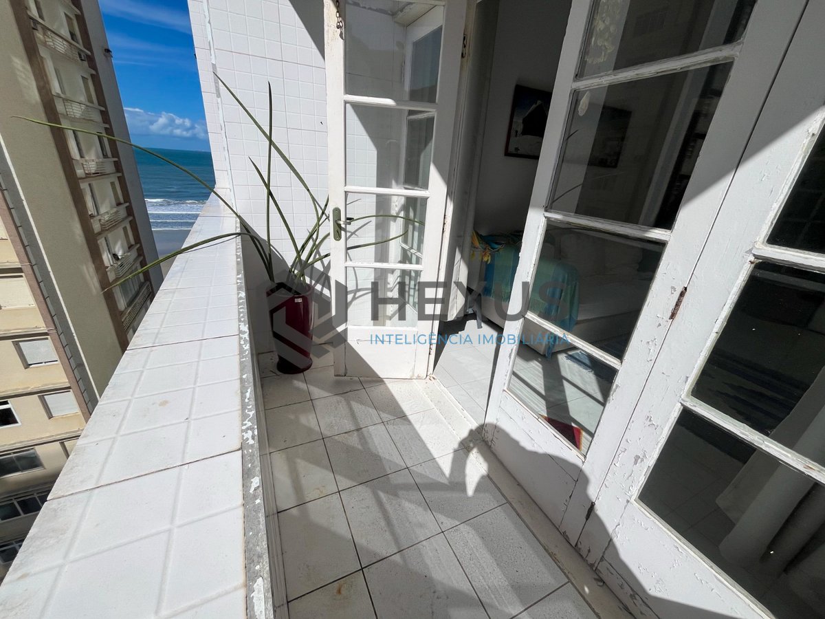 Foto 7 de Apartamento reformado com vista mar na beira mar da Praia das Pitangueiras, Guaruja