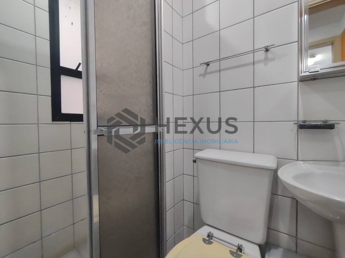 Foto 13 de Apartamento reformado com varanda na Praia da Enseada, Guaruja