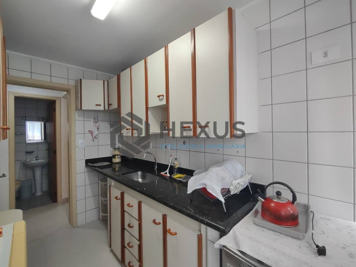 Foto 16 de Apartamento reformado com varanda na Praia da Enseada, Guaruja