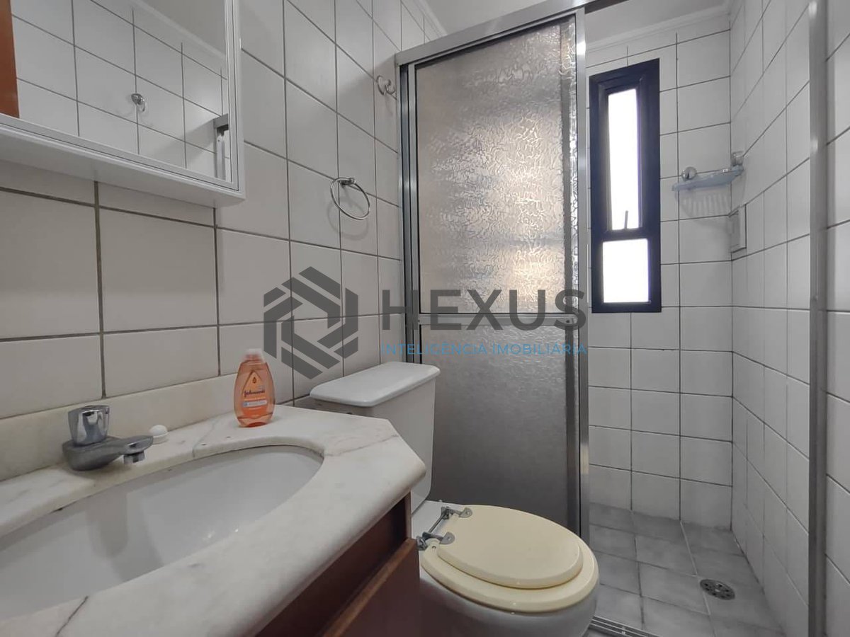 Foto 8 de Apartamento reformado com varanda na Praia da Enseada, Guaruja