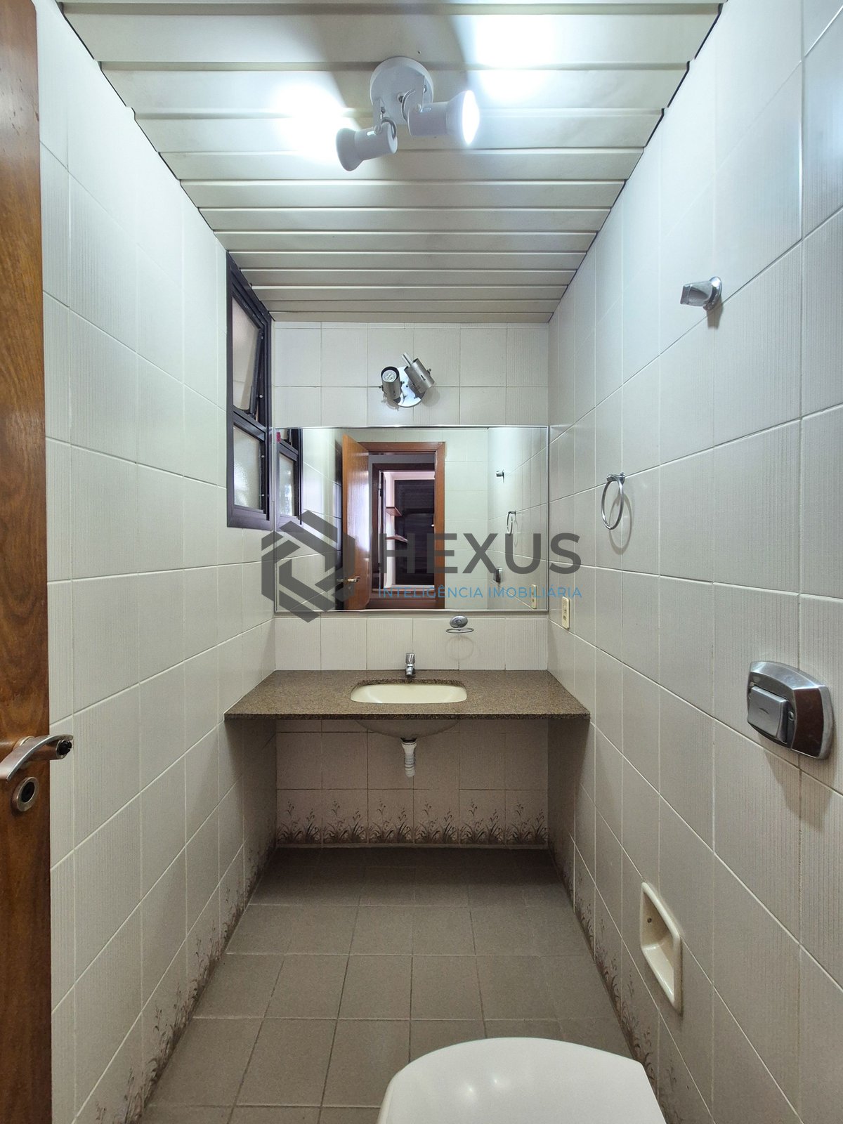 Foto 17 de Apartamento com varanda e lazer na Praia das Pitangueiras, Guaruja