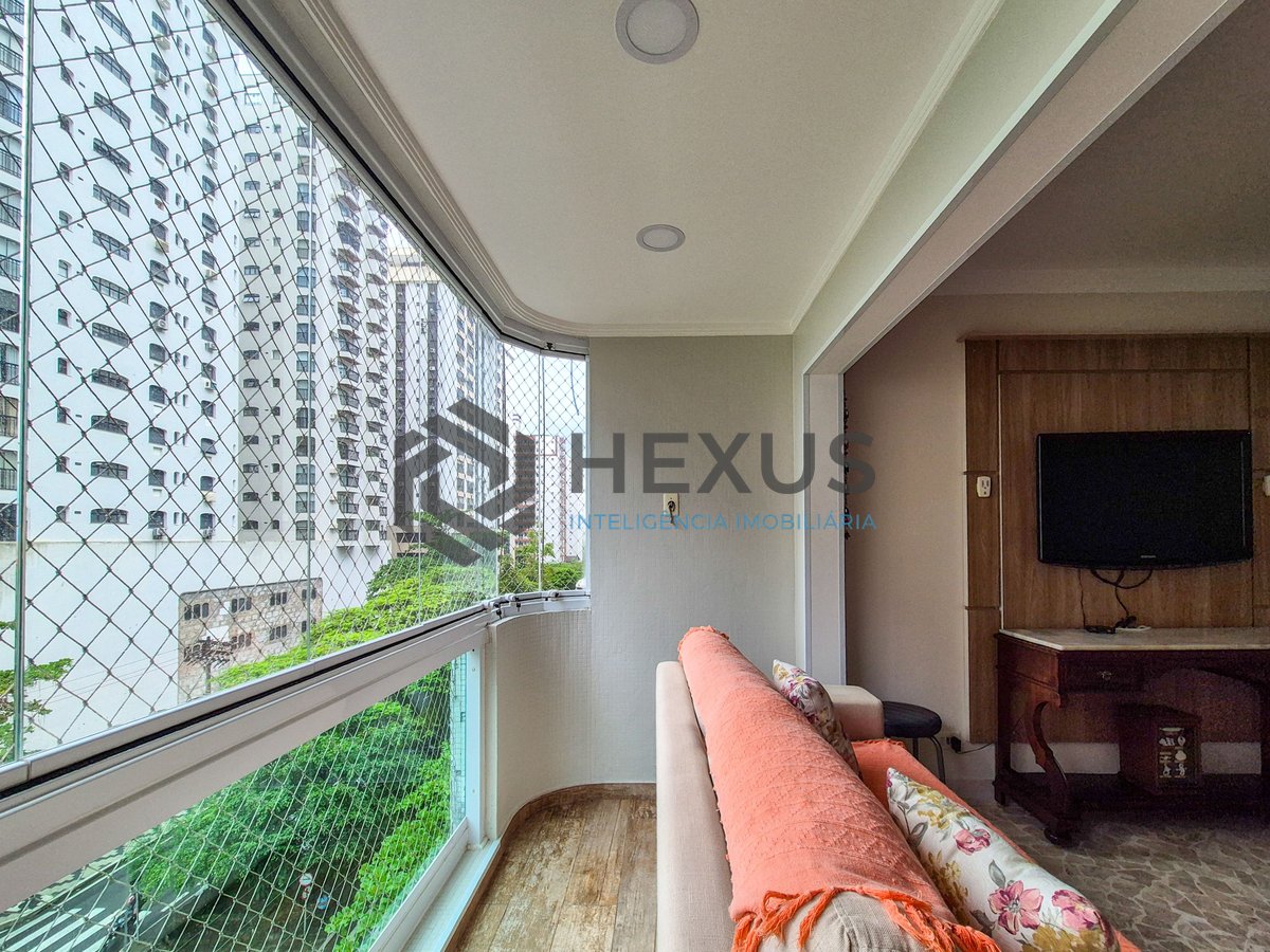 Foto 2 de Apartamento reformado com varanda na Praia das Pitangueiras, Guaruja