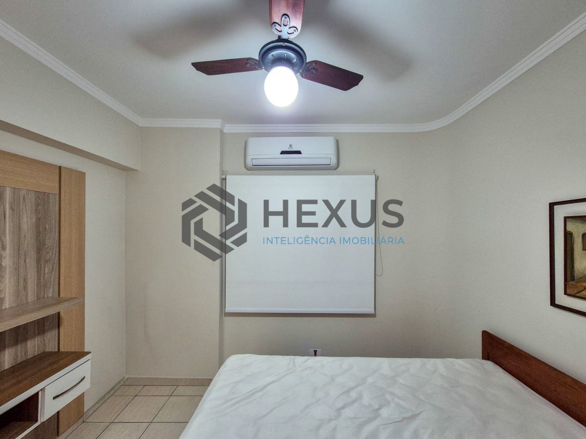 Foto 11 de Apartamento reformado com varanda na Praia das Pitangueiras, Guaruja