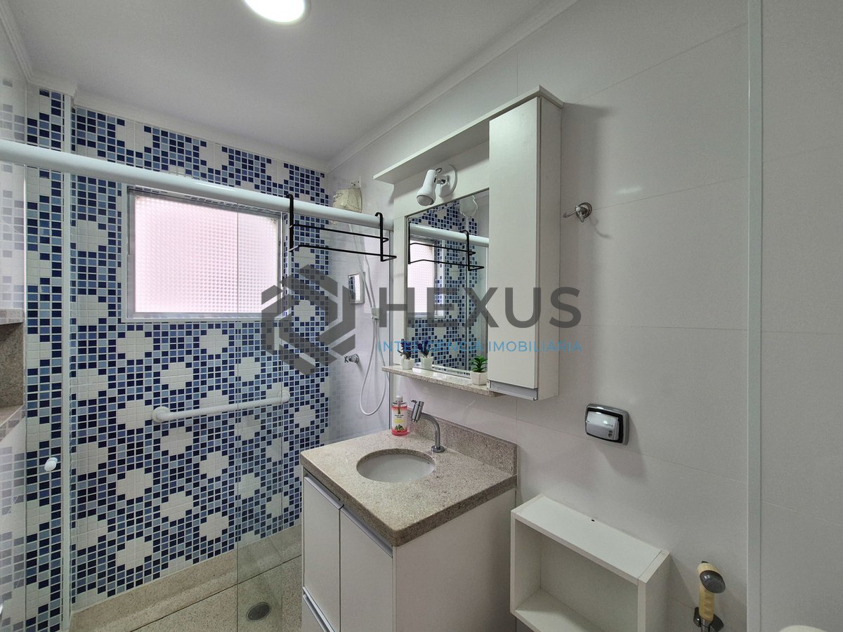 Foto 13 de Apartamento reformado com varanda na Praia das Pitangueiras, Guaruja