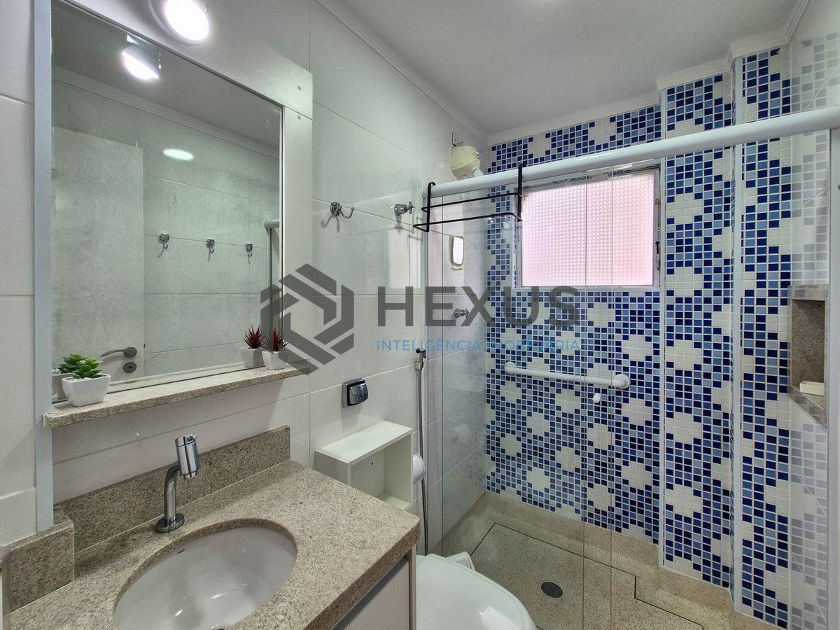 Foto 16 de Apartamento reformado com varanda na Praia das Pitangueiras, Guaruja