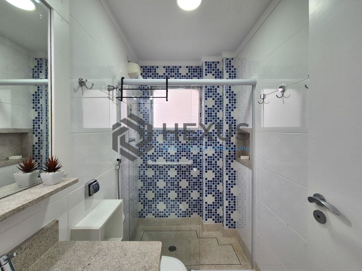 Foto 17 de Apartamento reformado com varanda na Praia das Pitangueiras, Guaruja