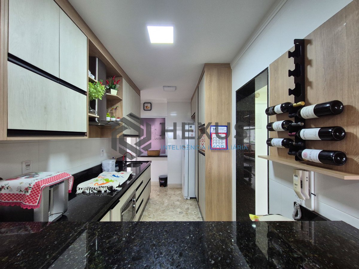 Foto 20 de Apartamento reformado com varanda na Praia das Pitangueiras, Guaruja