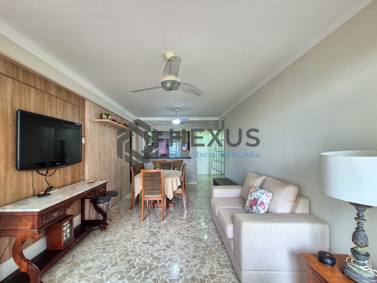 Foto 3 de Apartamento reformado com varanda na Praia das Pitangueiras, Guaruja
