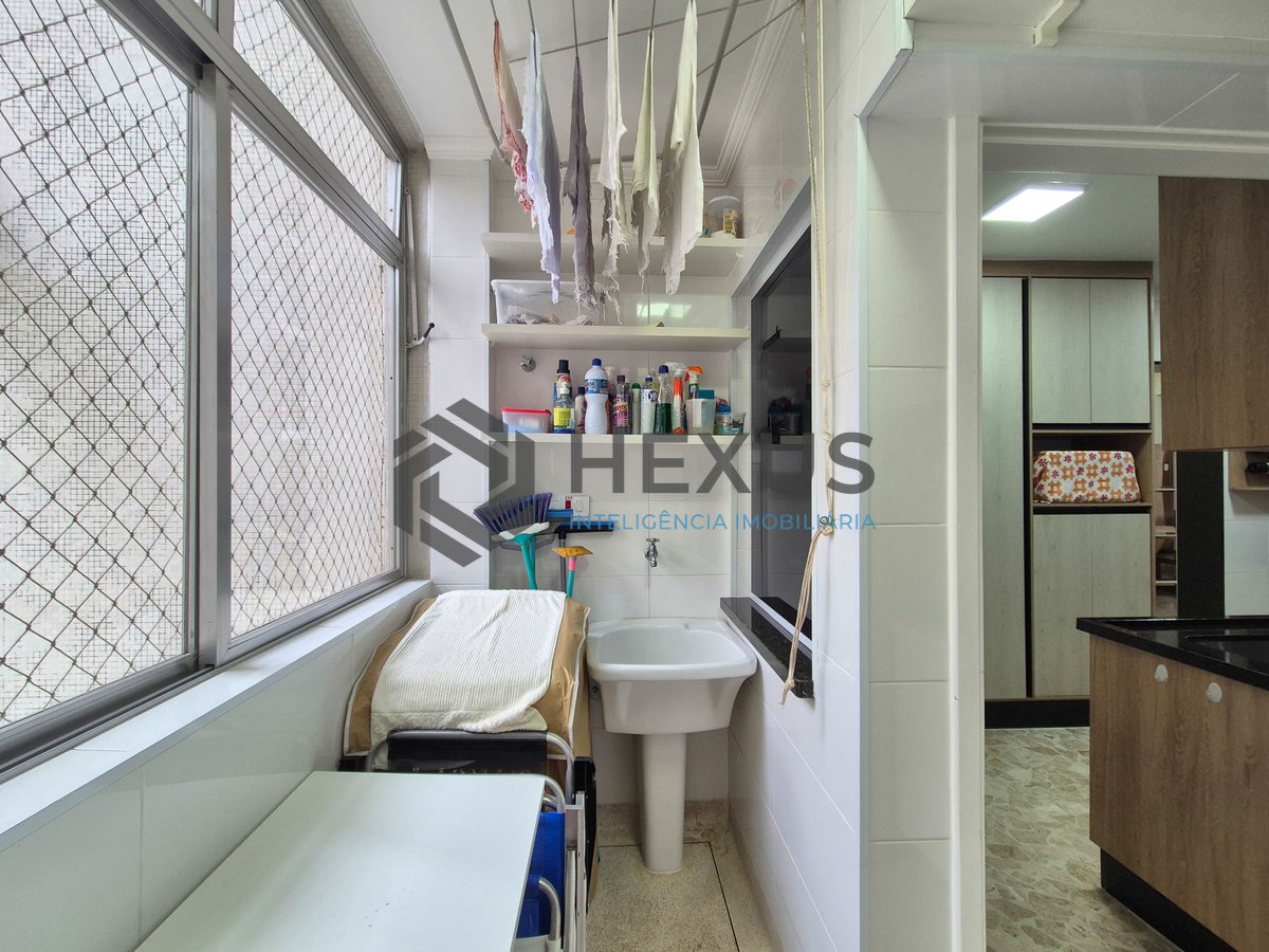 Foto 31 de Apartamento reformado com varanda na Praia das Pitangueiras, Guaruja