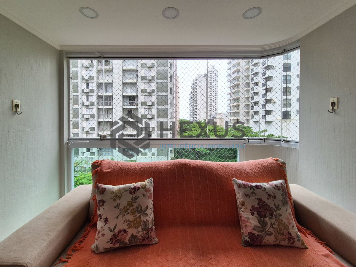Foto 6 de Apartamento reformado com varanda na Praia das Pitangueiras, Guaruja