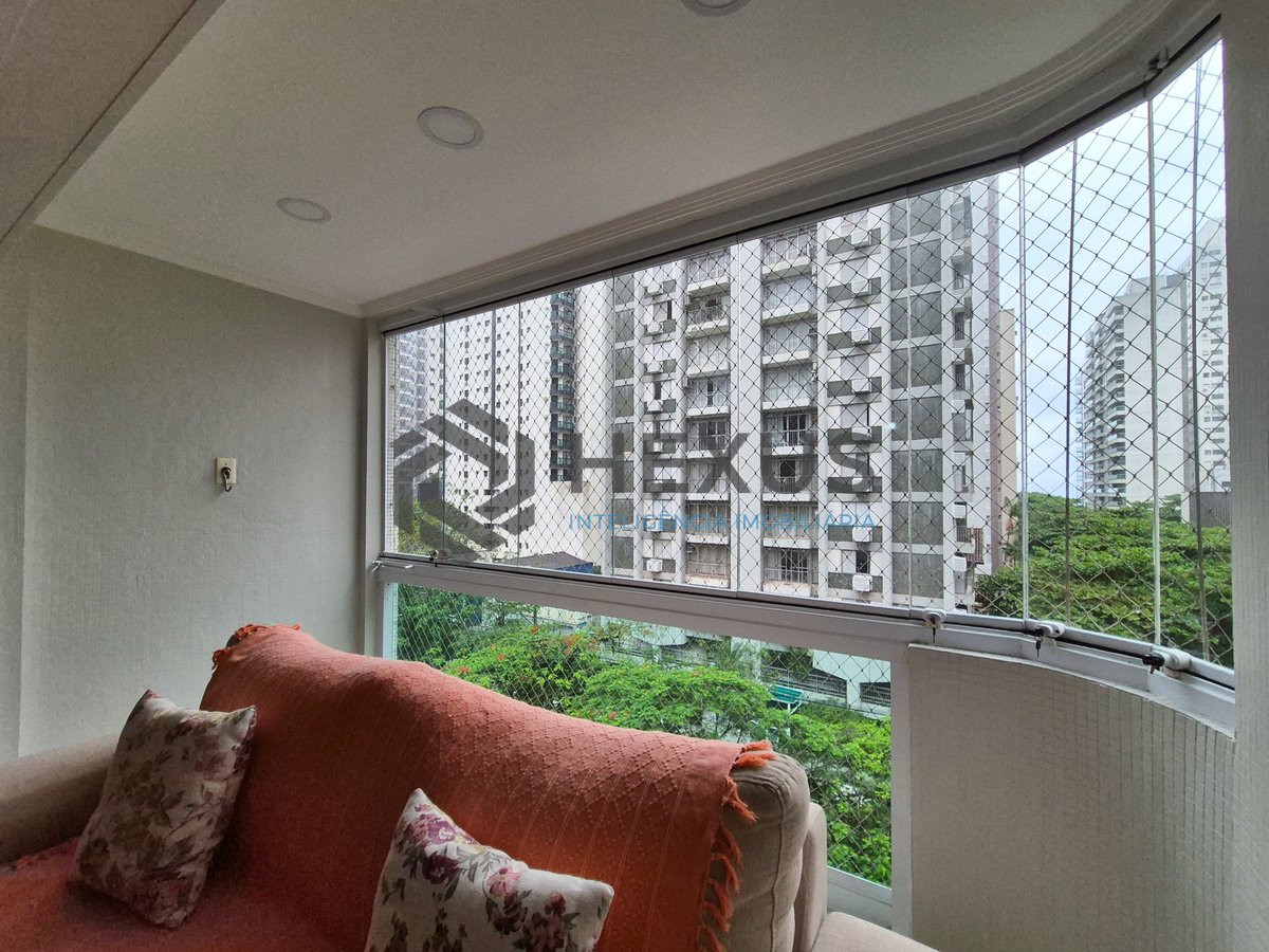 Foto 7 de Apartamento reformado com varanda na Praia das Pitangueiras, Guaruja
