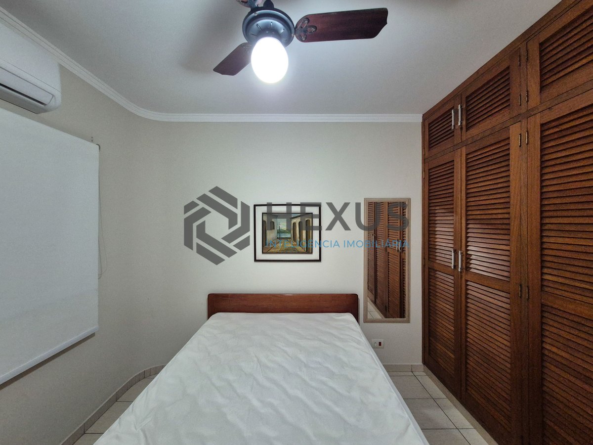 Foto 10 de Apartamento reformado com varanda na Praia das Pitangueiras, Guaruja