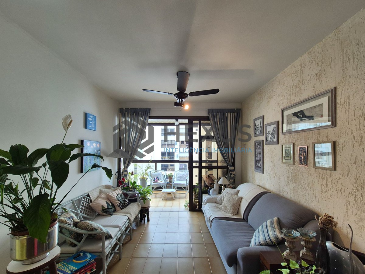 Foto 2 de Apartamento com varanda e lazer a duas quadras da Praia das Pitangueiras, Guaruja