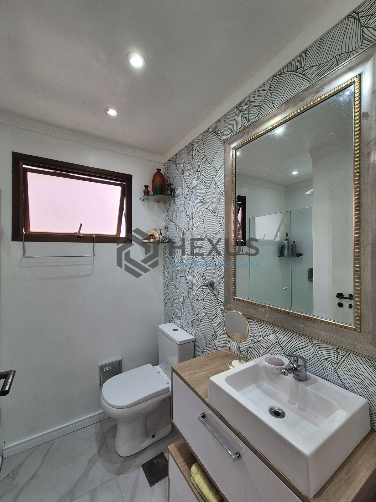 Foto 16 de Apartamento com varanda e lazer a duas quadras da Praia das Pitangueiras, Guaruja