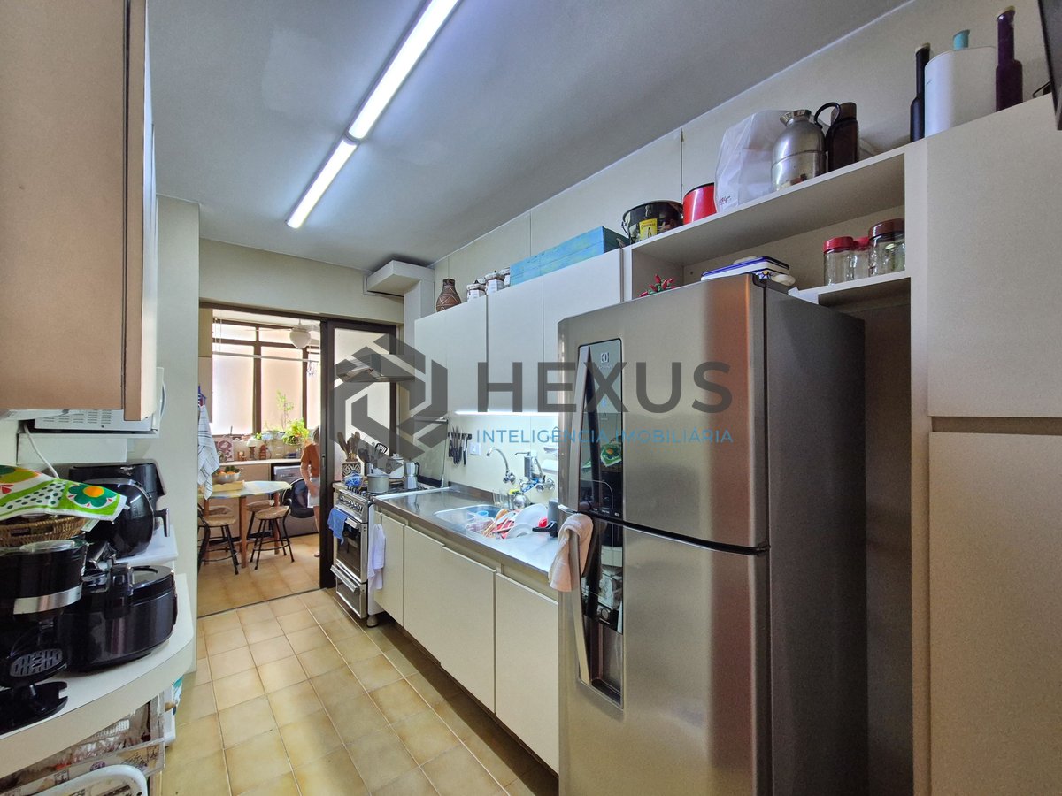 Foto 26 de Apartamento com varanda e lazer a duas quadras da Praia das Pitangueiras, Guaruja
