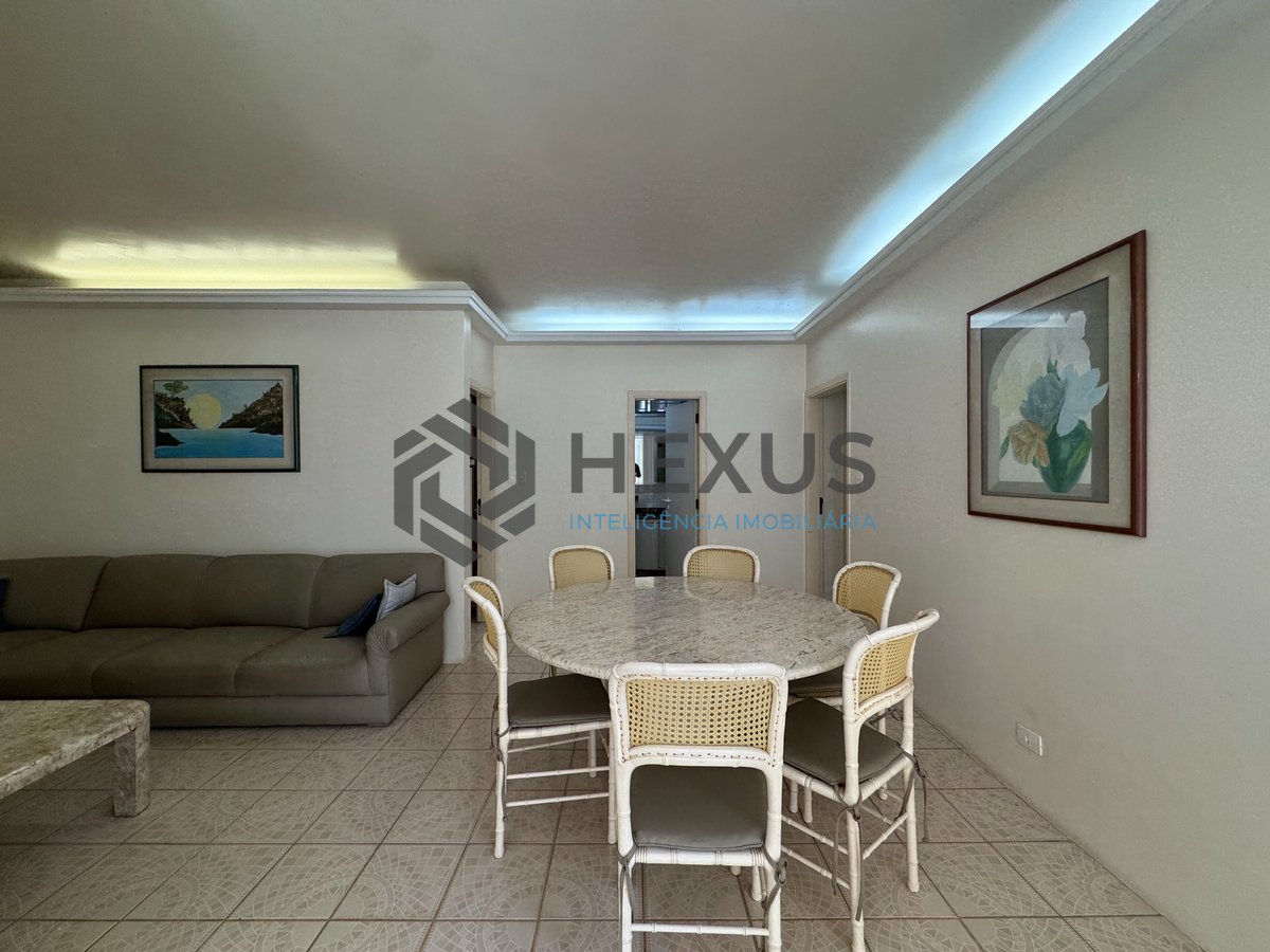 Foto 2 de Apartamento com varanda na quadra mar da Praia das Pitangueiras, Guaruja