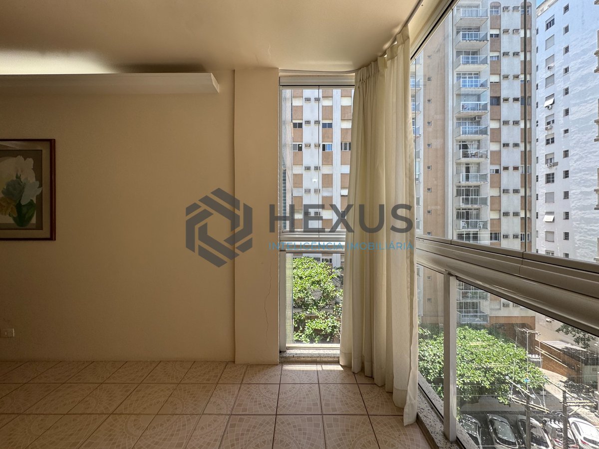 Foto 3 de Apartamento com varanda na quadra mar da Praia das Pitangueiras, Guaruja