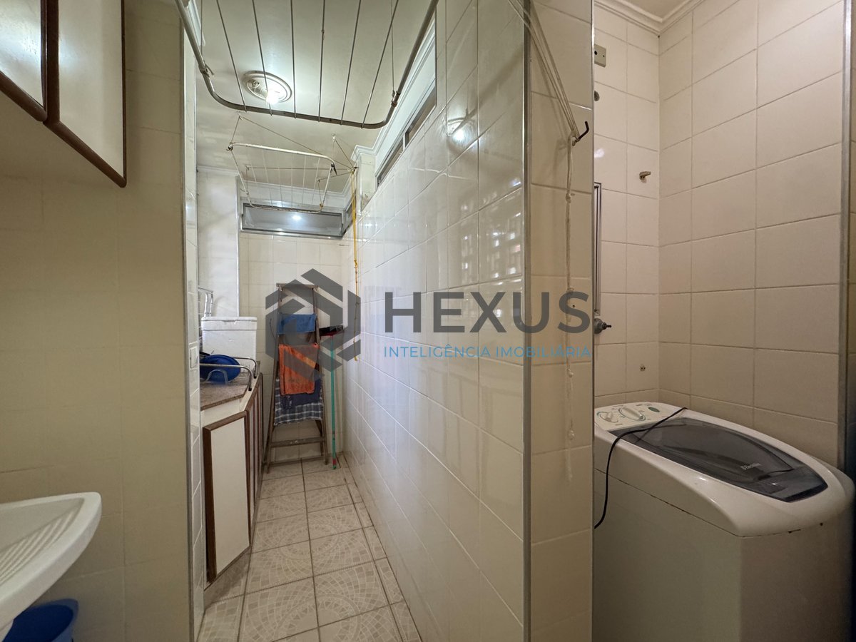 Foto 22 de Apartamento com varanda na quadra mar da Praia das Pitangueiras, Guaruja