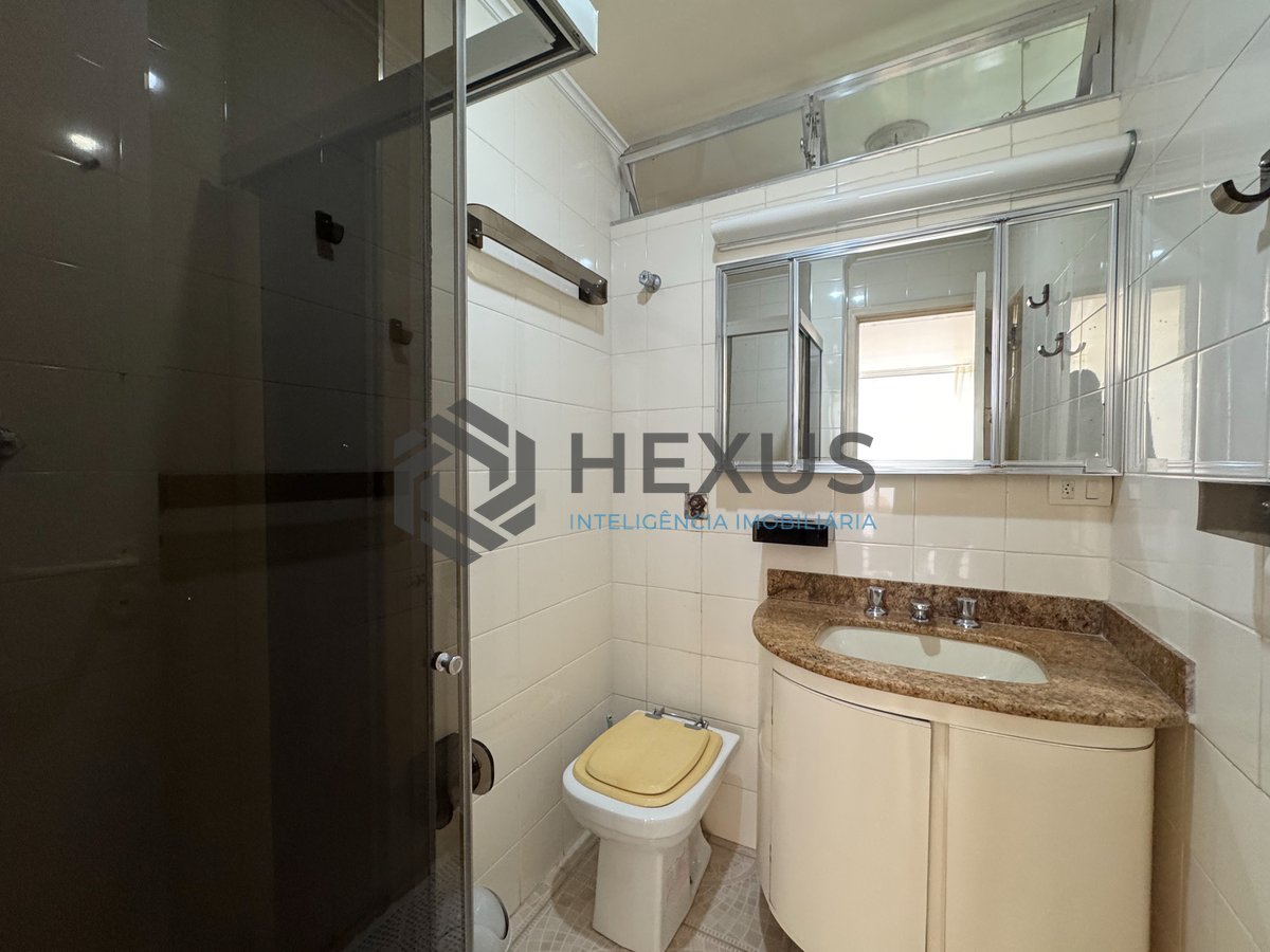 Foto 6 de Apartamento com varanda na quadra mar da Praia das Pitangueiras, Guaruja