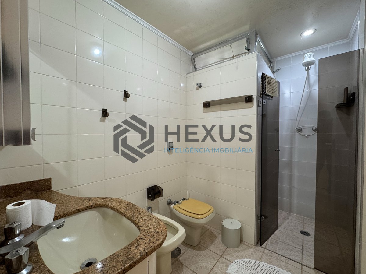 Foto 10 de Apartamento com varanda na quadra mar da Praia das Pitangueiras, Guaruja