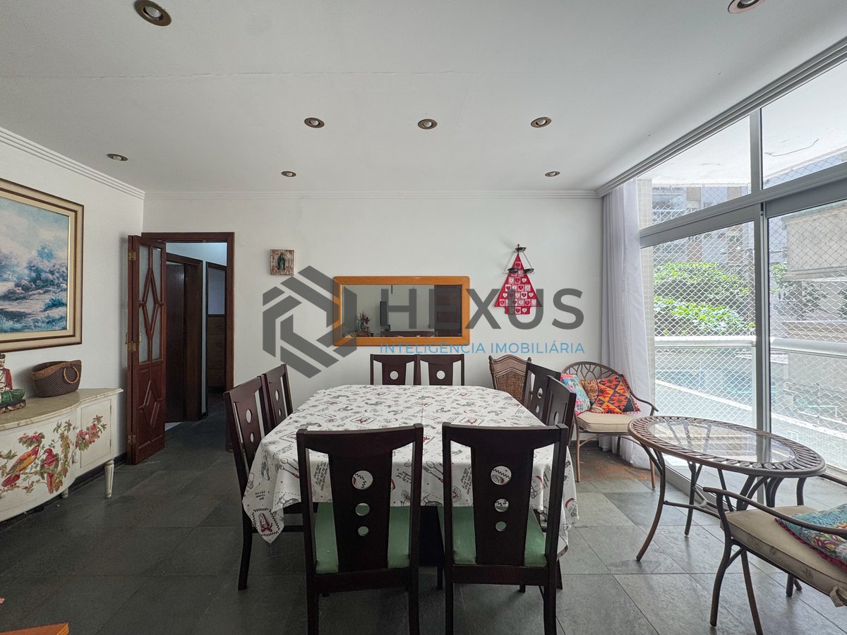 Foto 2 de Apartamento com varanda na quadra mar da Praia das Pitangueiras, Guaruja