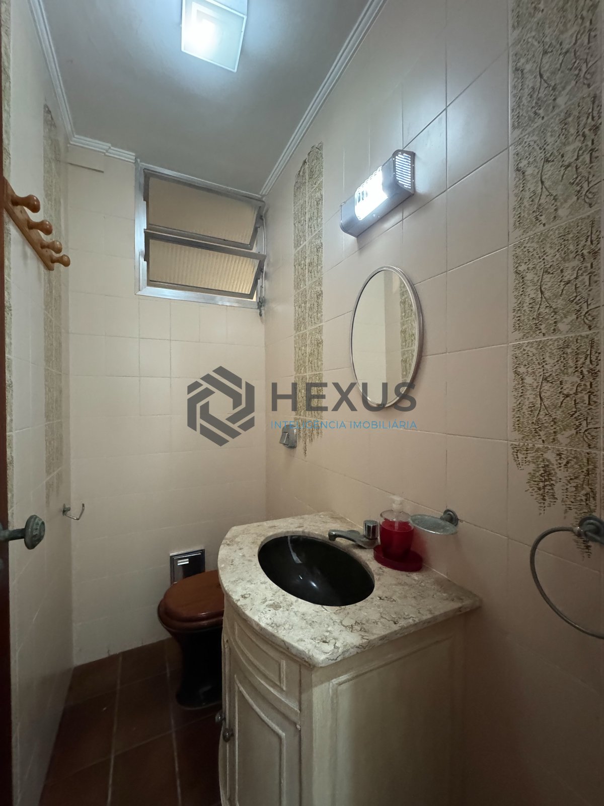 Foto 19 de Apartamento com varanda na quadra mar da Praia das Pitangueiras, Guaruja