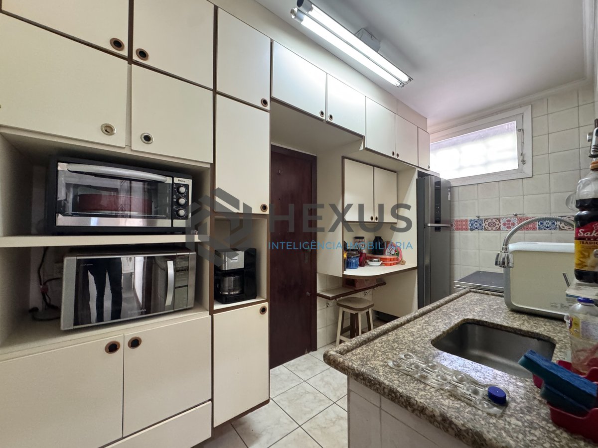 Foto 20 de Apartamento com varanda na quadra mar da Praia das Pitangueiras, Guaruja