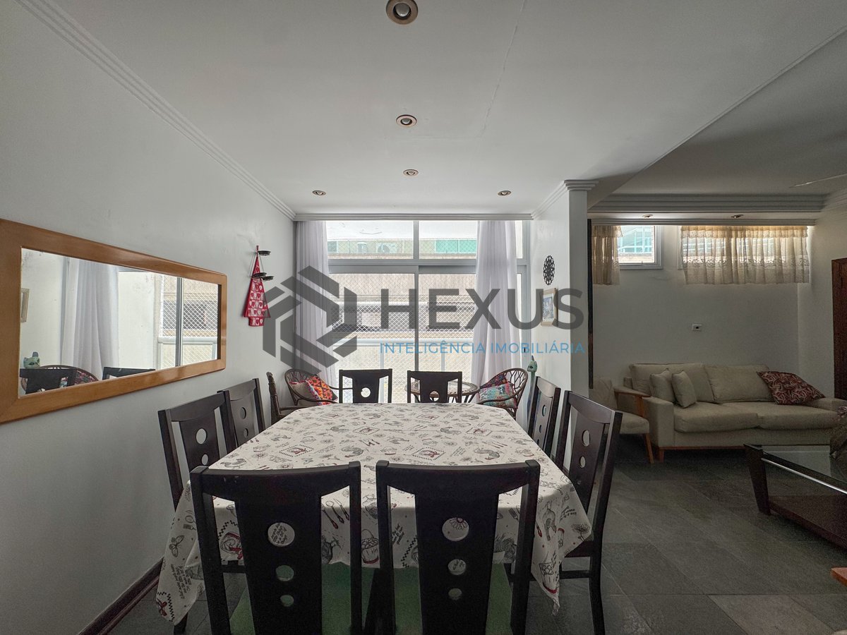 Foto 3 de Apartamento com varanda na quadra mar da Praia das Pitangueiras, Guaruja