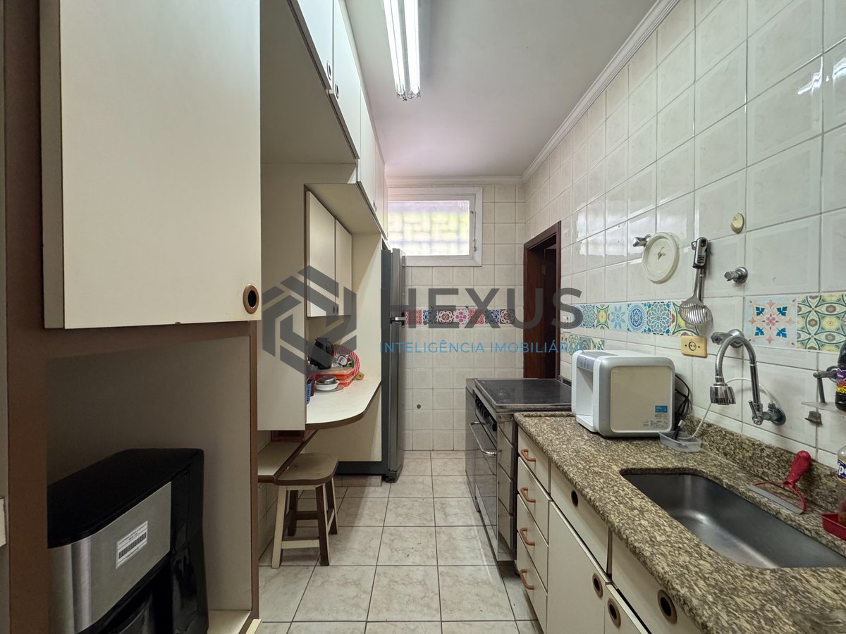 Foto 21 de Apartamento com varanda na quadra mar da Praia das Pitangueiras, Guaruja
