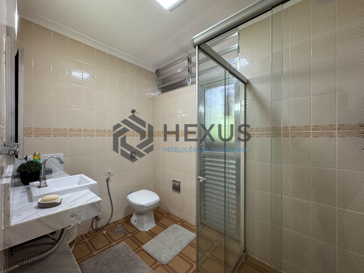 Foto 20 de Apartamento reformado com varanda na quadra mar da Praia das Pitangueiras, Guaruja