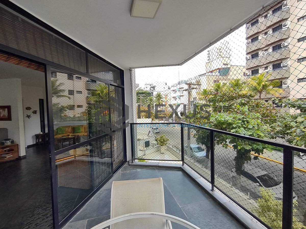 Foto 2 de Apartamento com varanda e lazer na região da Brunella da Praia da Enseada, Guarujá