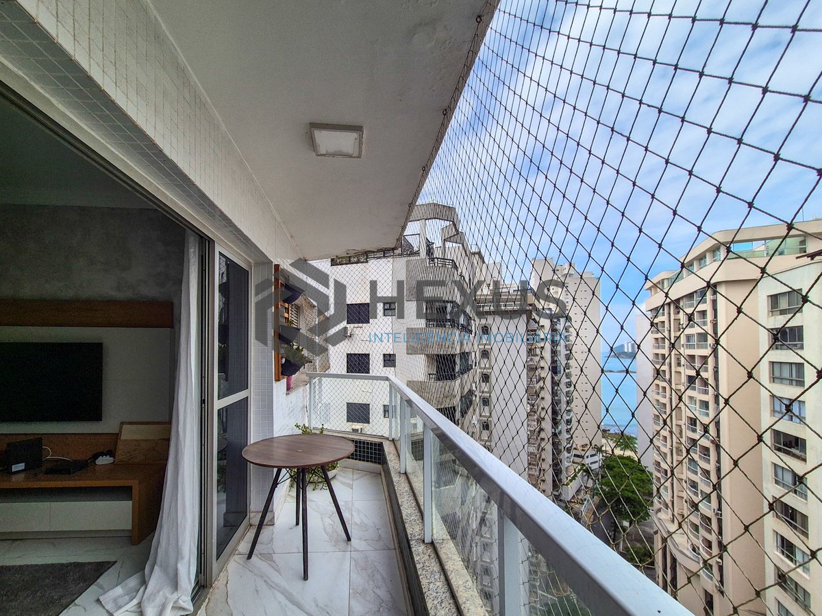 Foto 2 de Apartamento reformado com varanda e vista mar na quadra mar da Praia das Pitangueiras, Guaruja
