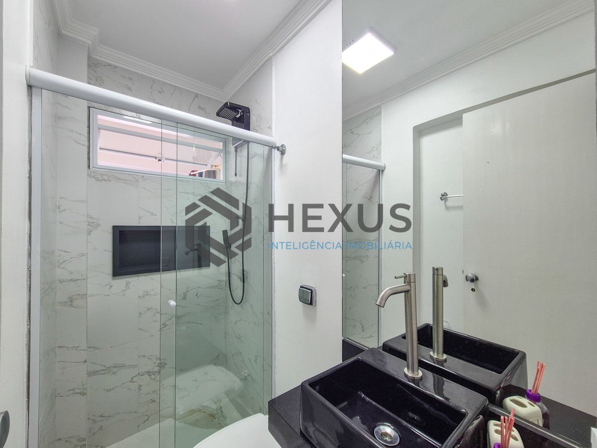 Foto 29 de Apartamento reformado com varanda e vista mar na quadra mar da Praia das Pitangueiras, Guaruja
