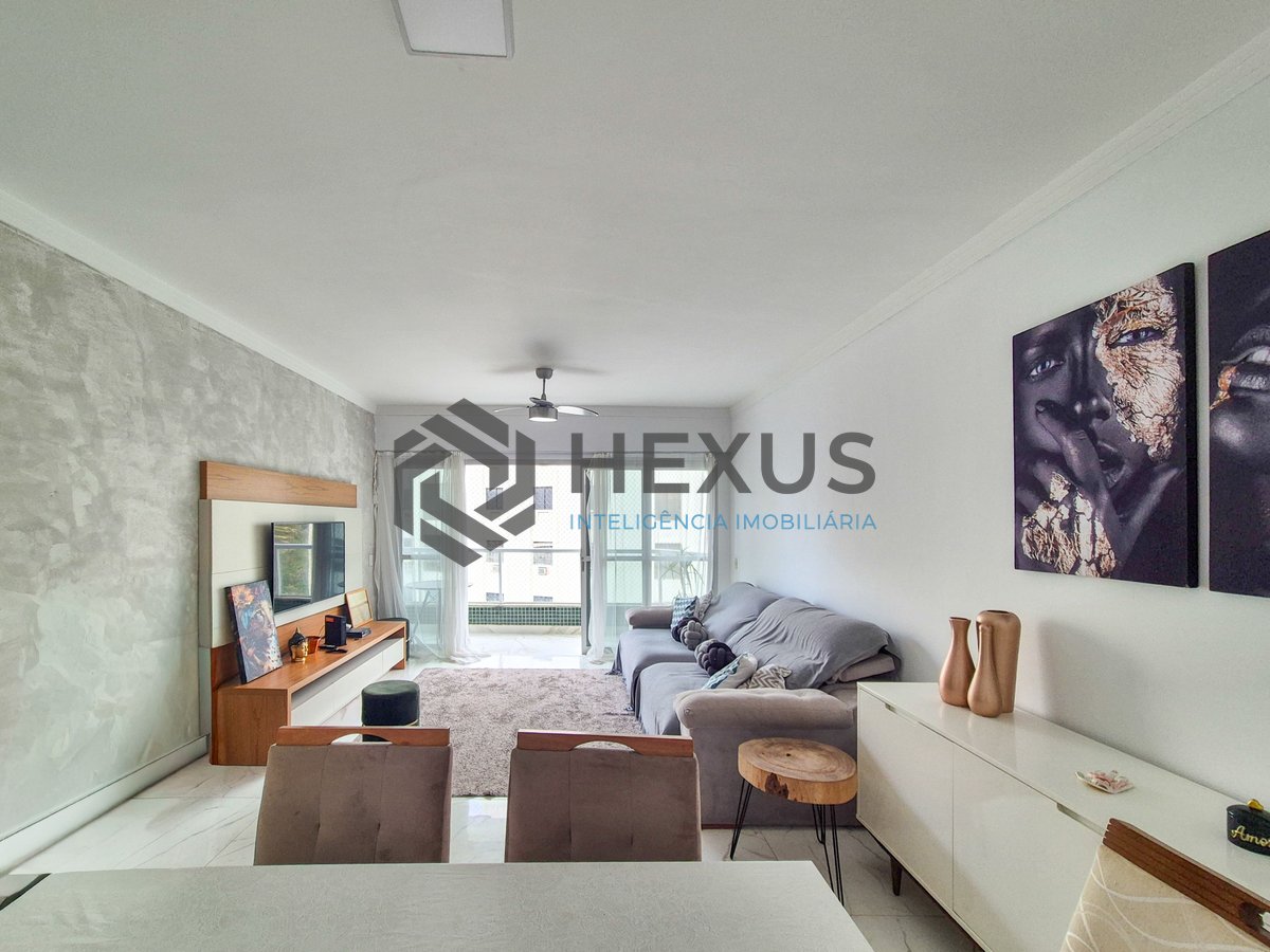 Foto 4 de Apartamento reformado com varanda e vista mar na quadra mar da Praia das Pitangueiras, Guaruja