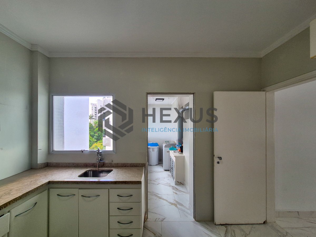 Foto 33 de Apartamento reformado com varanda e vista mar na quadra mar da Praia das Pitangueiras, Guaruja