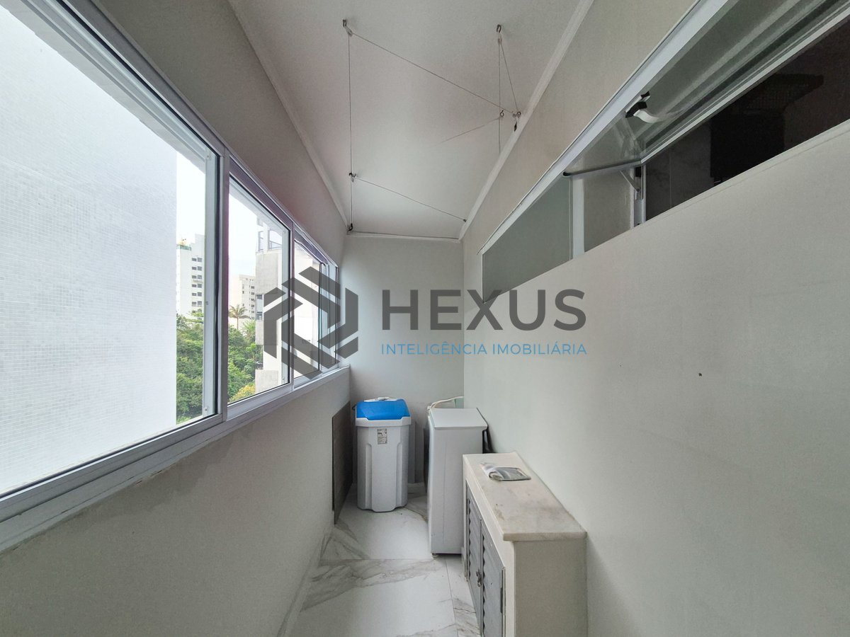 Foto 34 de Apartamento reformado com varanda e vista mar na quadra mar da Praia das Pitangueiras, Guaruja