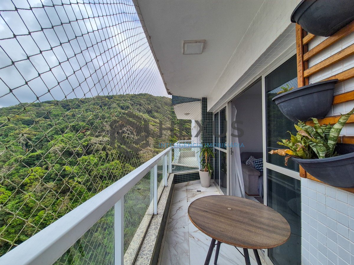 Foto 6 de Apartamento reformado com varanda e vista mar na quadra mar da Praia das Pitangueiras, Guaruja