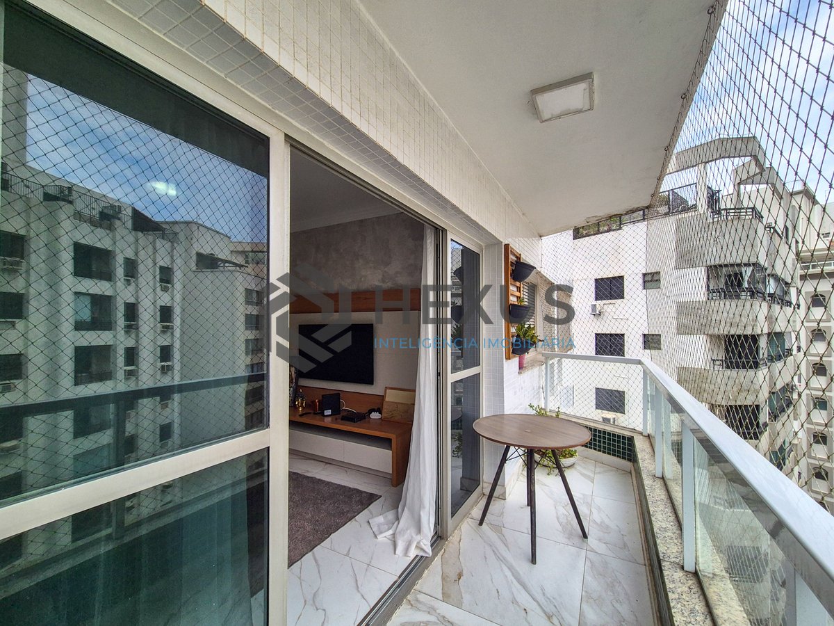 Foto 9 de Apartamento reformado com varanda e vista mar na quadra mar da Praia das Pitangueiras, Guaruja