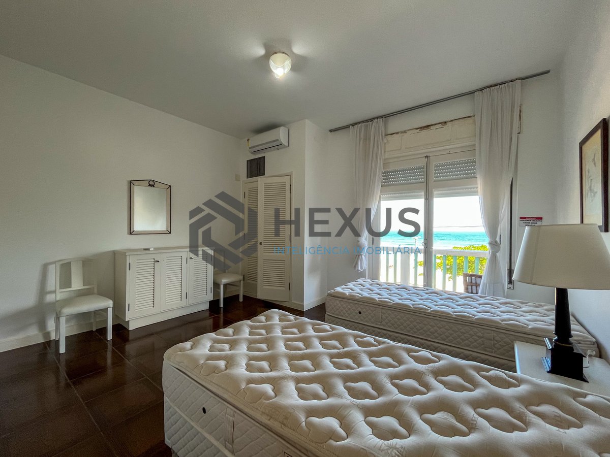 Foto 15 de Apartamento frente mar com varanda e vista mar na Praia das Pitangueiras, Guaruja