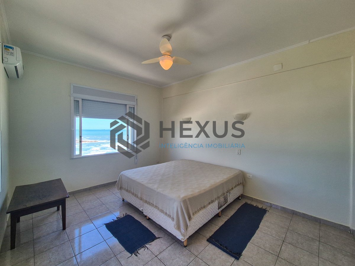 Foto 16 de Apartamento frente mar reformado com varanda e lazer na Praia das Pitangueiras, Guaruja