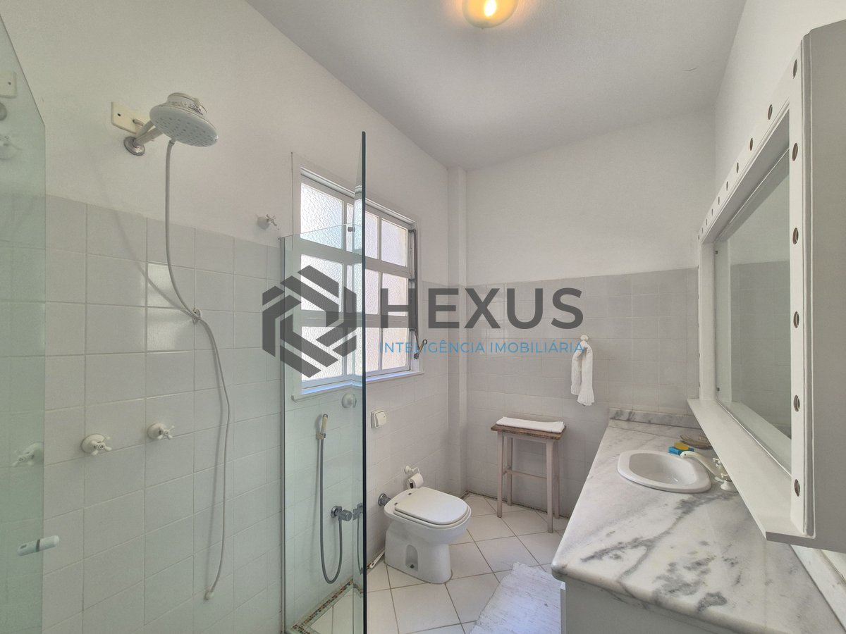 Foto 32 de Apartamento frente mar reformado com varanda e lazer na Praia das Pitangueiras, Guaruja