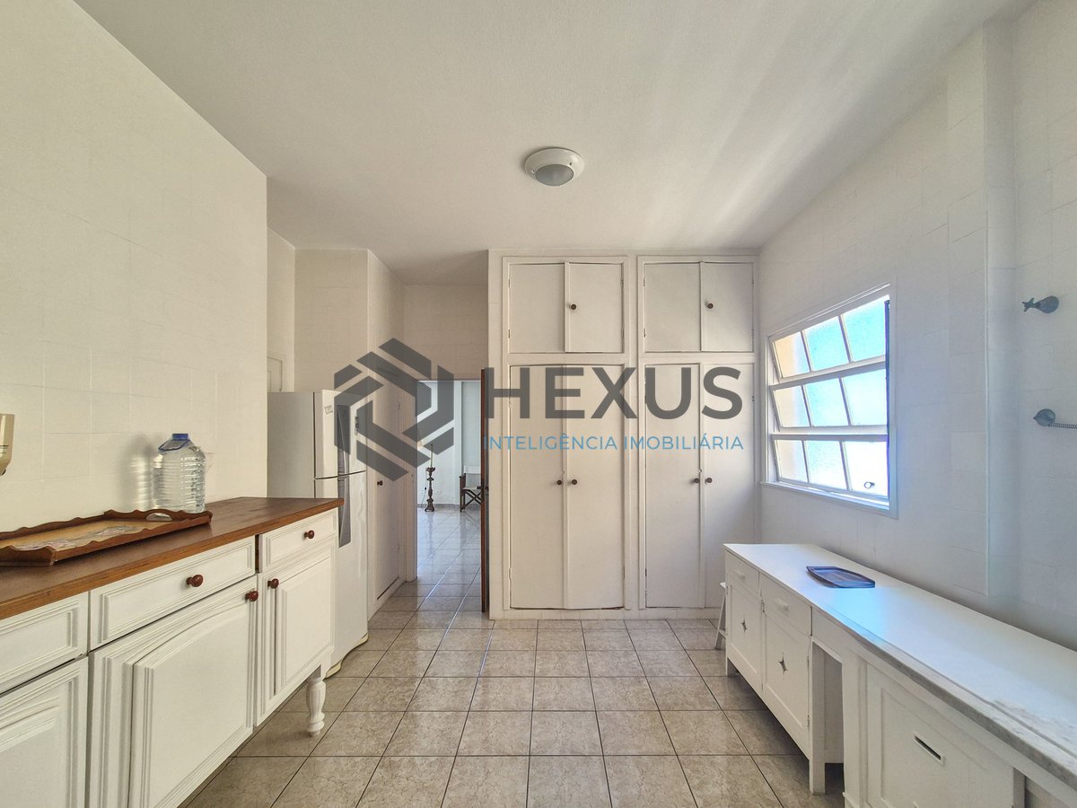 Foto 36 de Apartamento frente mar reformado com varanda e lazer na Praia das Pitangueiras, Guaruja