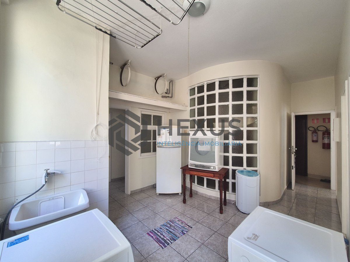 Foto 45 de Apartamento frente mar reformado com varanda e lazer na Praia das Pitangueiras, Guaruja